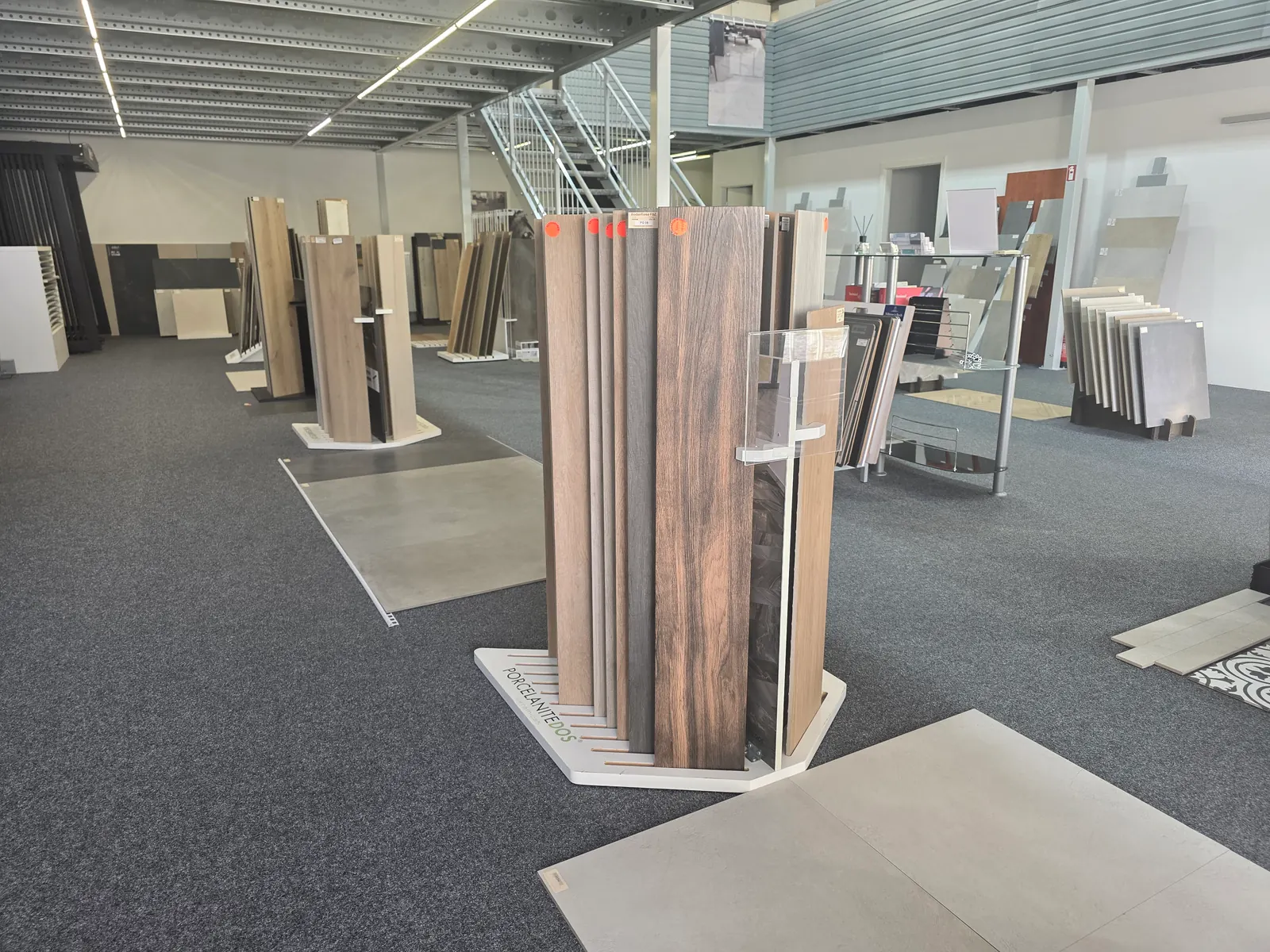 Fliesen- und Materialmuster in der FLIESEN-ALTO-Ausstellung in L&ouml;hne