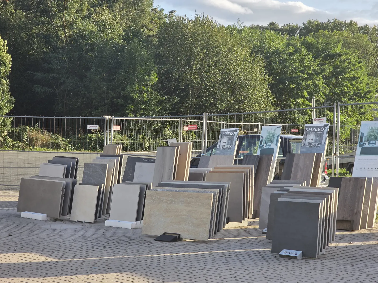Auswahl von Terrassenfliesen und Platten in unserer Au&szlig;enausstellung